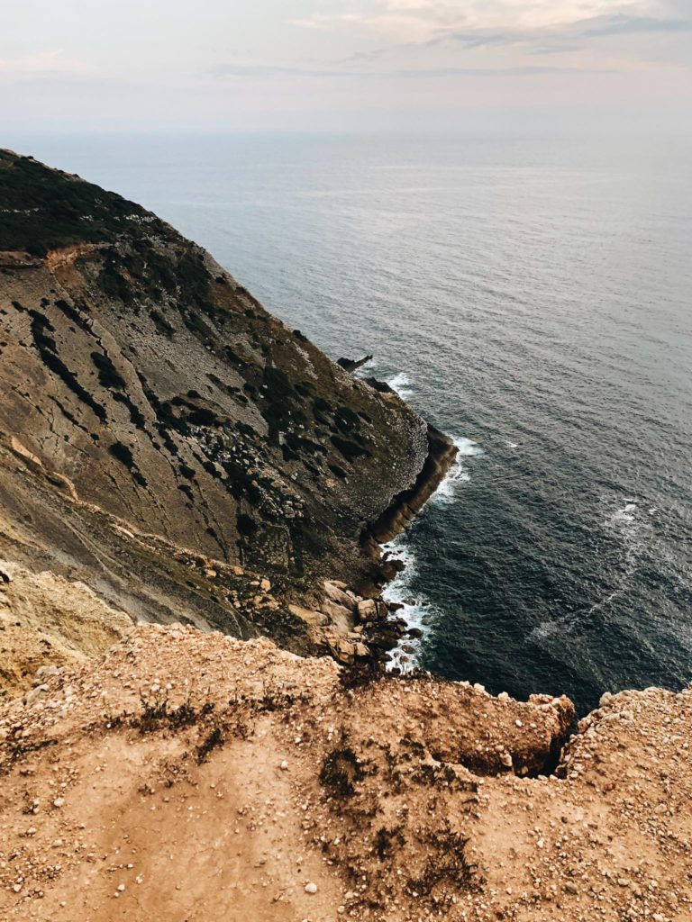 Scogliera e oceano portogallo