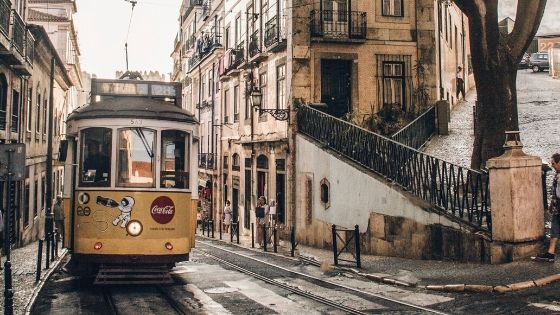 Tram giallo a Lisbona