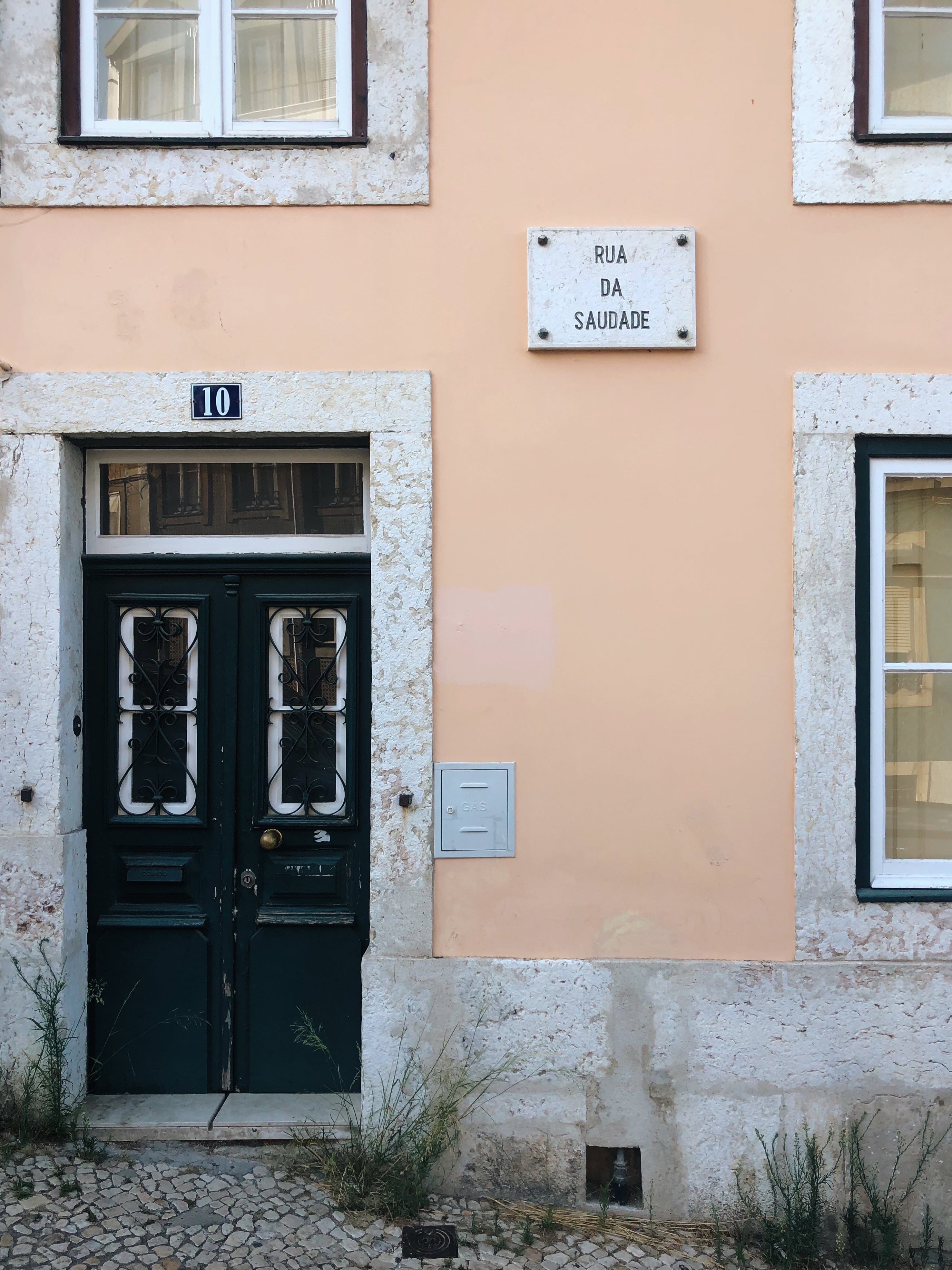 Casa di Lisbona con porta piccola