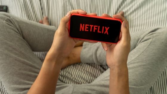 cellulare con il logo di netflix 