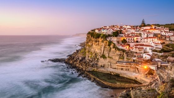 vista oceano e piccola città azenhas do mar in portogallo