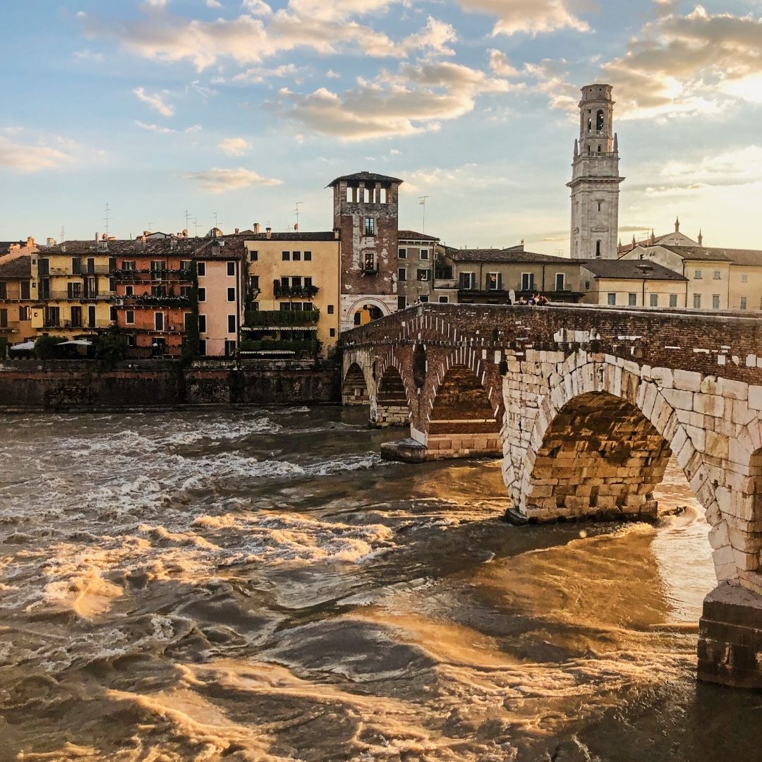 ponte pietra al tramonto verona